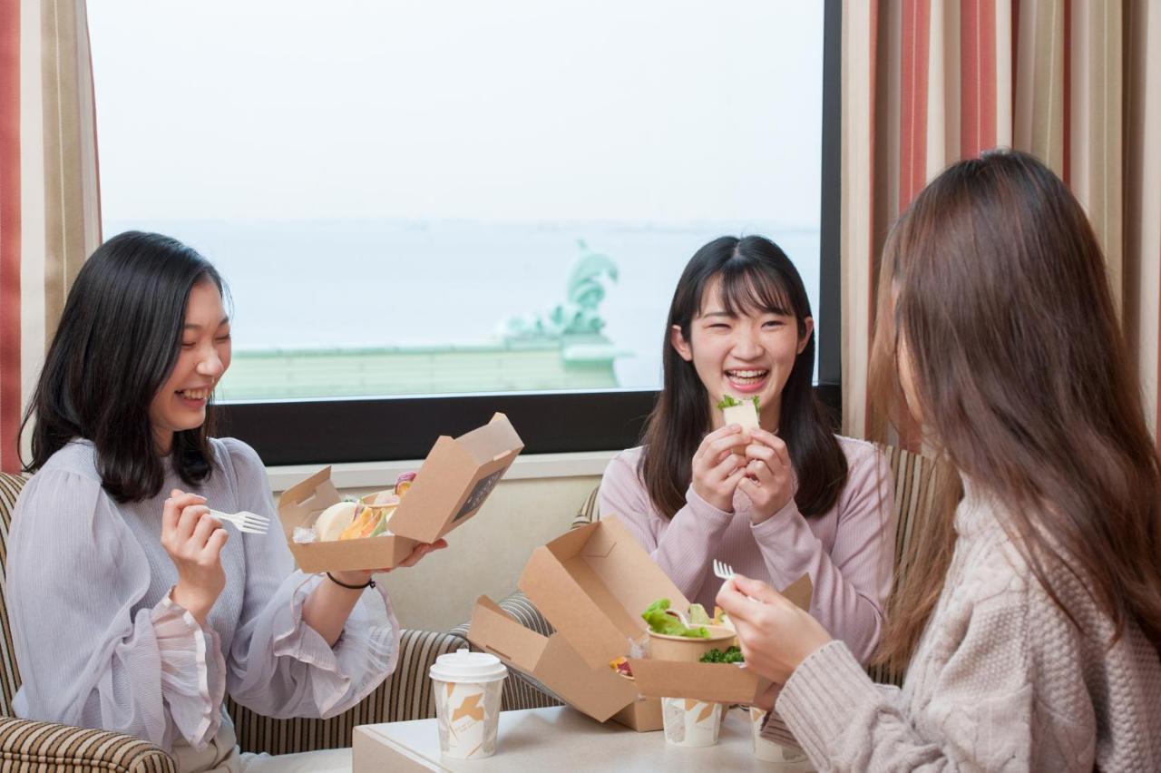 Hotel Okura Tokyo Bay Urayasu Eksteriør billede Customers enjoying MOS Burger