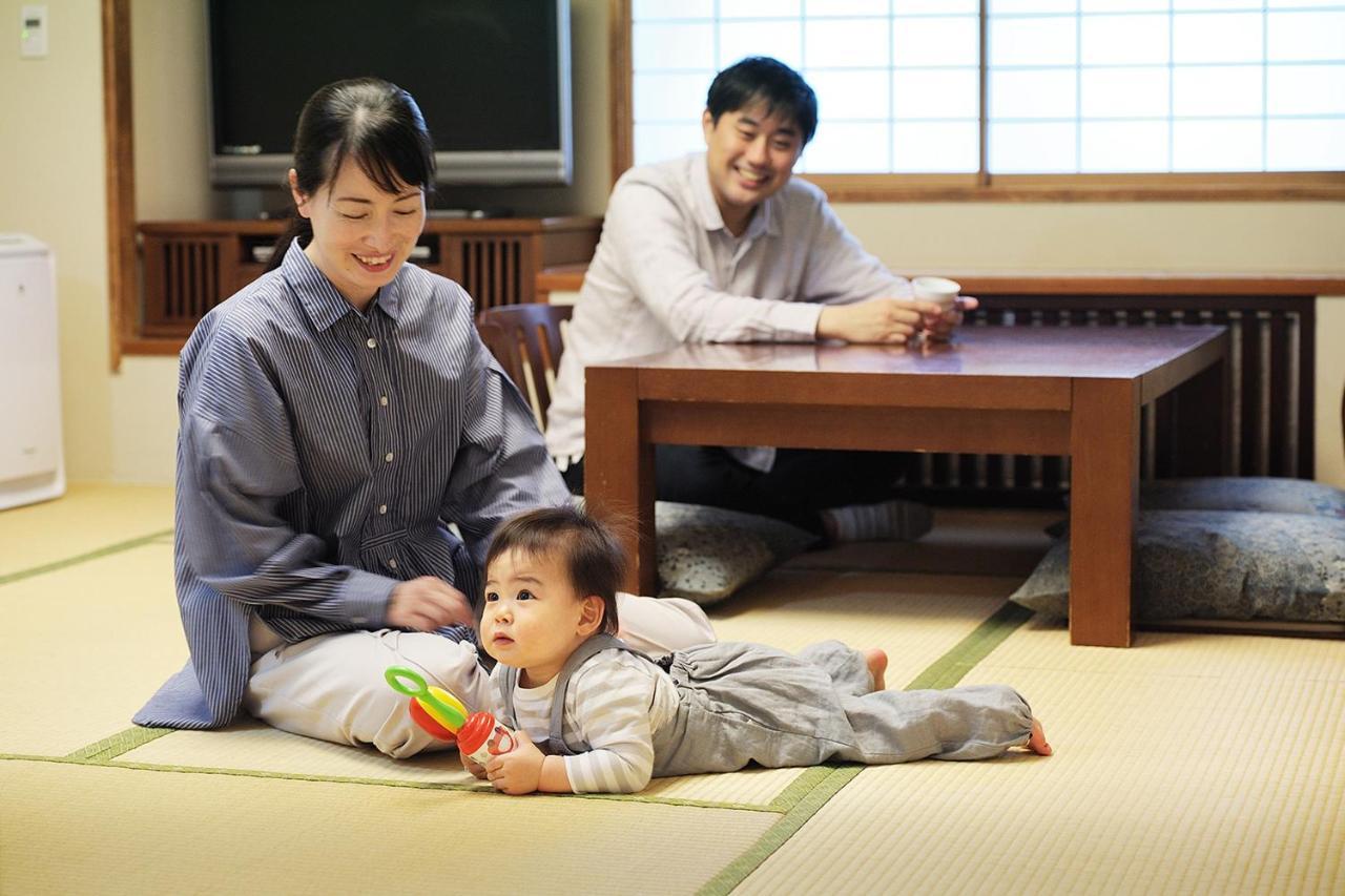 Hotel Okura Tokyo Bay Urayasu Eksteriør billede A Japanese family