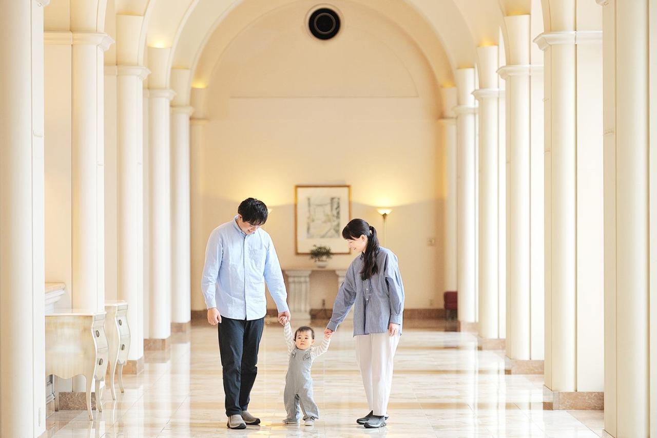 Hotel Okura Tokyo Bay Urayasu Eksteriør billede A family at the Four Seasons Hotel