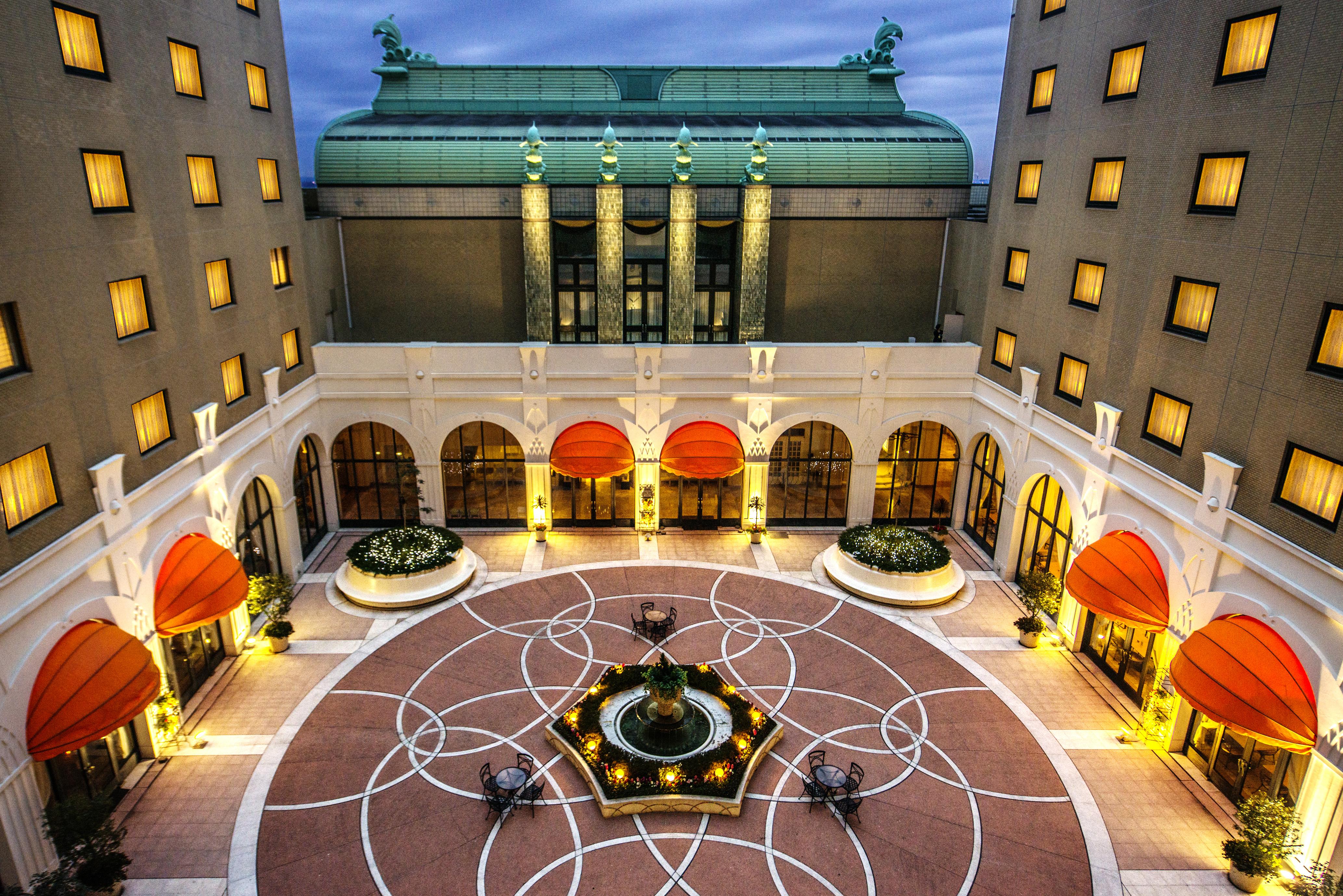 Hotel Okura Tokyo Bay Urayasu Eksteriør billede The hotel's courtyard
