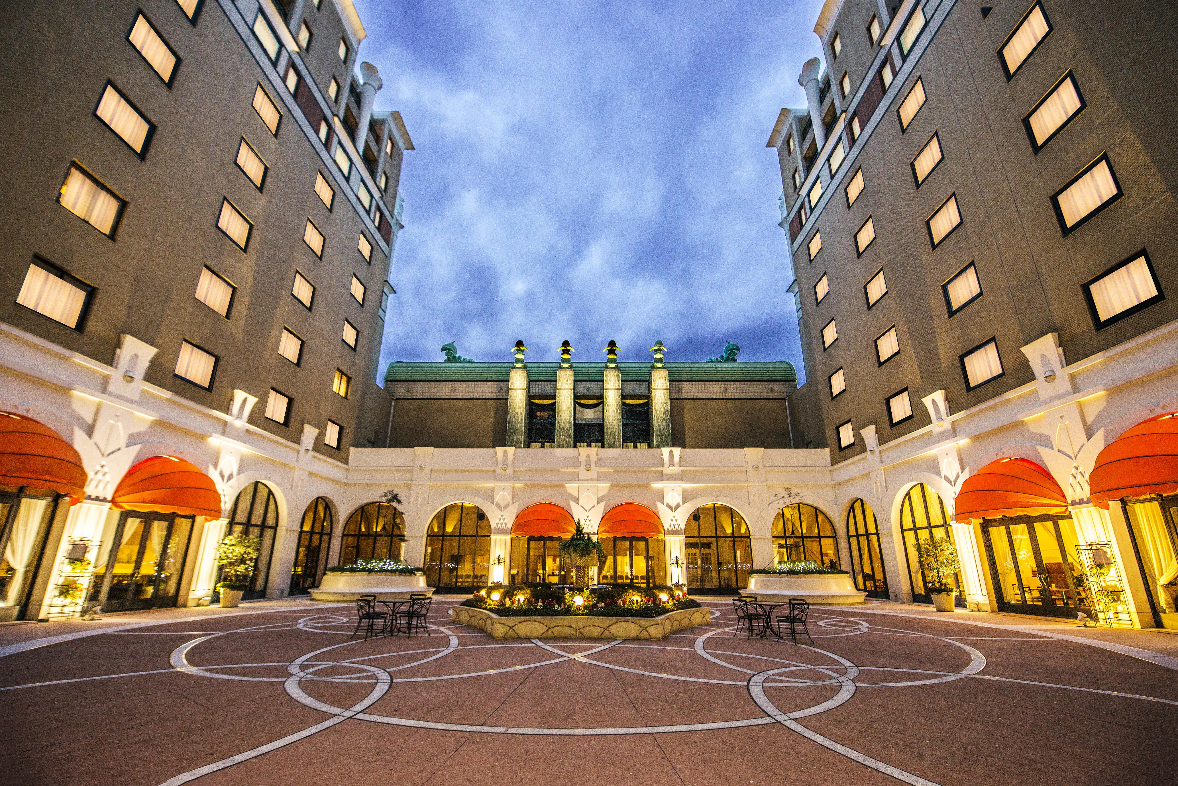 Hotel Okura Tokyo Bay Urayasu Eksteriør billede The hotel's courtyard