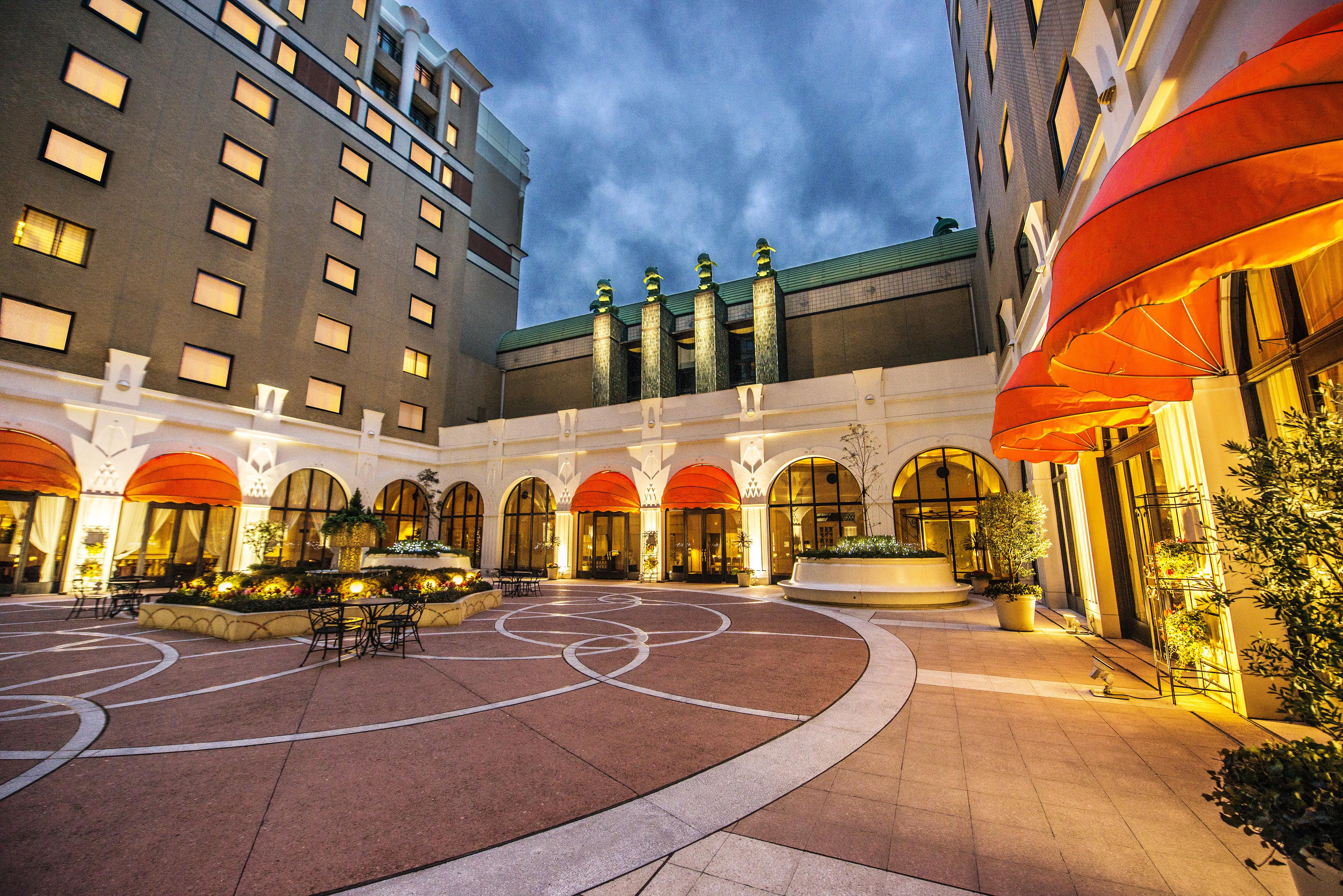 Hotel Okura Tokyo Bay Urayasu Eksteriør billede The hotel's courtyard