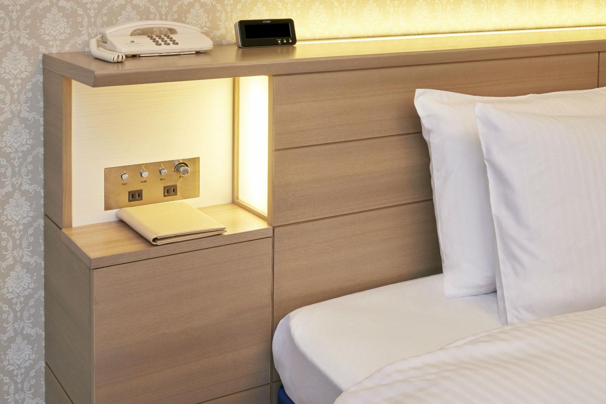 Hotel Okura Tokyo Bay Urayasu Eksteriør billede A bedside table with a built-in telephone