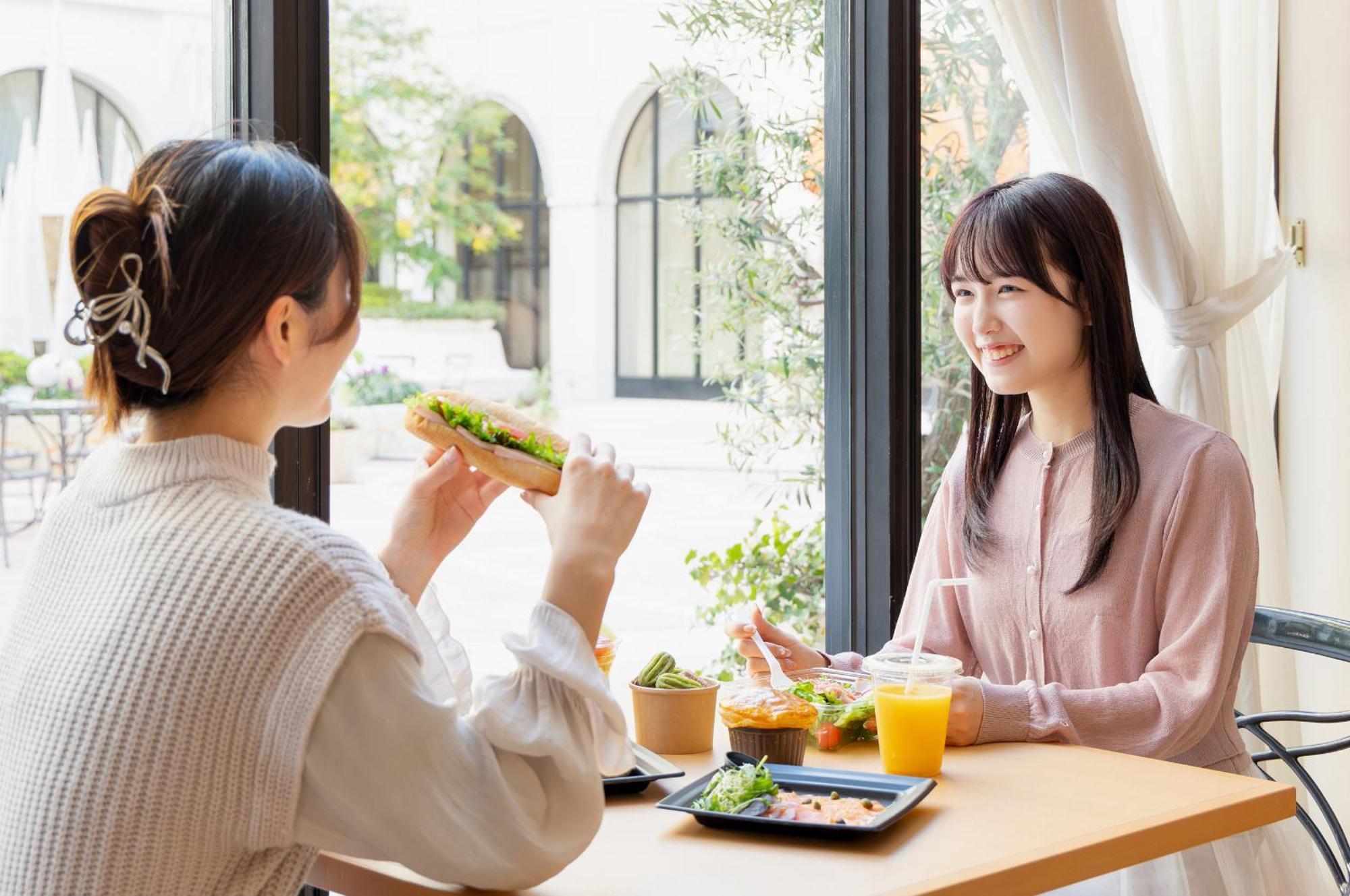 Hotel Okura Tokyo Bay Urayasu Eksteriør billede Two women eating lunch