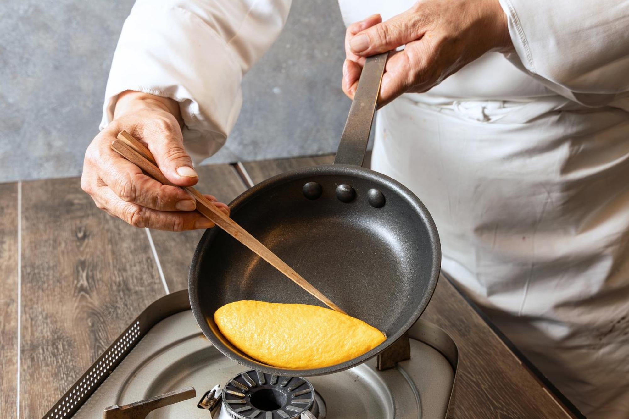 Hotel Okura Tokyo Bay Urayasu Eksteriør billede A chef cooking an omelette