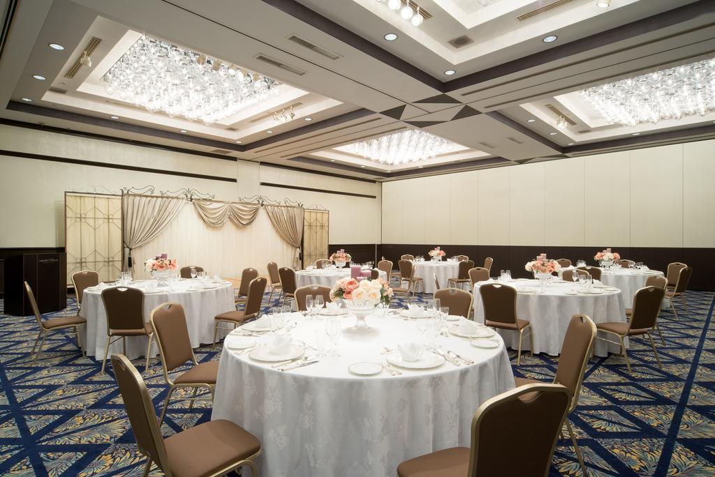 Hotel Okura Tokyo Bay Urayasu Eksteriør billede A typical Japanese wedding reception