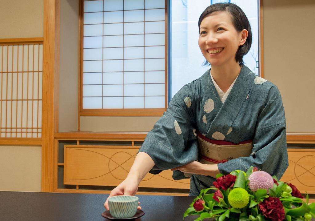 Hotel Okura Tokyo Bay Urayasu Eksteriør billede A woman in a yukata serving tea