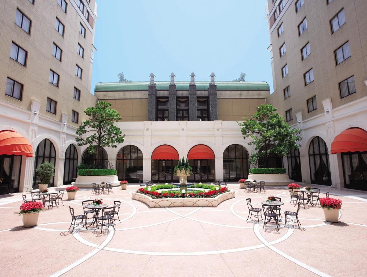Hotel Okura Tokyo Bay Urayasu Eksteriør billede The courtyard at the Renaissance Hotel